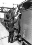 Übergabe der Zugpapiere vom Zugführer an den Lokführer der 41 029, Bahnhof Hamburg-Altona. (03.06.1952) <i>Foto: Walter Hollnagel</i>