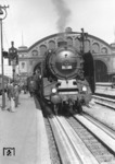 01 105 wartet in Berlin Anhalter Bahnhof auf Ausfahrt.  (1939) <i>Foto: Slg. Eisenbahnstiftung</i>