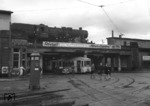 50 3080 in vereinfachter Ausführung als Übergangs-Kriegsloks (BR 50 ÜK) in Düsseldorf-Bilk. Die ab 1942 gebauten Loks der Baureihe 50 entsprachen in vielen Bauteilen der Kriegslok Baureihe 52. Unten wartet eine Straßenbahn der Linie 1 nach Benrath.  (1948) <i>Foto: Slg. Eisenbahnstiftung</i>