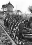 Im Zuge der am Altvatergebirge verlaufenden Strecke Hohenstadt - Mährisch Schönberg - Zöptau müssen offenkundig französische Kriegsgefangene mit einfachstem Arbeitsgerät im Bahnhof Petersdorf an der Teß eine Weichenverbindung einbauen.  (1944) <i>Foto: RVM (Ittenbach)</i>