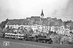 Die Radolfzeller 38 2144 als Schublok an einem Güterzug in Engen/Htw. Zuglok war 50 2243, die zwar Helmut Röth in seinen Aufzeichnungen dokumentiert hatte, wegen eines Lichteinfalls am Filmanfang aber nicht zu verwenden ist. (09.05.1960) <i>Foto: Helmut Röth</i>