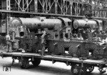 Bau von Kriegslokomotiven der Baureihe 52 bei der BMAG, vormals Schwarzkopff, in Wildau bei Berlin. Besonderer Wert wurde bei den Kriegsloks auf eine schnelle Herstellung und geringen Materialaufwand gelegt. Statt eines Barrenrahmens wurde ein geschraubter Blechrahmen verwendet. (08.1943) <i>Foto: RVM (Ittenbach)</i>