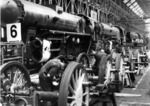 Bau von Kriegslokomotiven der Baureihe 52 bei der BMAG, vormals Schwarzkopff, in Wildau bei Berlin. Dabei wurde besonderer Wert auf eine schnelle Herstellung und geringen Materialaufwand gelegt. Auch sollte die Lokomotive robust und wartungsarm sein. Die erste Lokomotive wurde 1942 bei Borsig fertiggestellt. Sie war drei Tonnen leichter als die DRG-Baureihe 50. Buntmetallbauteile waren durch solche aus Stahl ersetzt worden. Statt eines Barrenrahmens wurde ein Blechrahmen verwendet. (08.1943) <i>Foto: RVM (Ittenbach)</i>