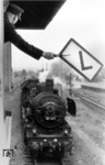 38 1451 bekommt vom Fahrdienstleiter Dransfeld die L-Scheibe ("L"= Fahrzeit verlangsamen) gezeigt, um die Zugfolge zu entspannen. (1956) <i>Foto: Först</i>