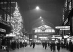 Weihnachtsstimmung in der Bahnhofshalle von Hamburg Hbf. (23.12.1959) <i>Foto: Walter Hollnagel</i>