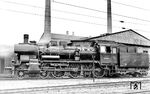 Die beiden Loks der Baureihe 78.10 waren auf der Basis der preußischen P 8 von der Firma Krauss-Maffei und dem Ausbesserungswerk Minden entwickelt worden. Mit ihnen sollten die Beschleunigungswerte der Fahrzeuge, speziell für den Einsatz bei den Vorortbahnen und Stadtbahnen, verbessert werden. 78 1002 wurde aus 38 2890 umgebaut, ihre Probefahrt erfolgte am 19.12.1950 von München-Allach nach Peterhagen und zurück, die Abnahme erfolgte am 28.03.1951. Das Lauf- und Triebwerk sowie der Kessel blieb bei dem Umbau nahezu unverändert. Umgestaltet wurde der Führerstand. Hinzu kam ein Kurztender, welcher über eine Deichsel an die Lok gekoppelt war und die Laufeigenschaften bei Rückwärtsfahrt verbessern sollte. In der Praxis waren die Rückwärtsfahreigenschaften der Lok so gruselig, dass nur 50 km/h gefahren wurde. Da eine Umrüstung der normalen P 8 zu wendezugfähigen Loks mit einer Rückwärtsgeschwindigkeit von 85 km/h und mit einer wesentlich größeren Reichweite auch mit einfacheren Mitteln möglich war, unterblieben weitere Umbauten. Beide Loks (78 1001 und 78 1002) wurden bereits 1961 wieder ausgemustert. Die Aufnahme der 78 1002 entstand kurz nach dem Umbau im Bw München Hbf. (1951) <i>Foto: Carl Bellingrodt</i>
