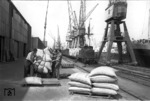 Der Hamburger Hafen ist der größte Seehafen Deutschlands und nach Rotterdam und Antwerpen der drittgrößte Hafen in Europa. Hier rangiert V 60 717 im Hafengelände. (12.05.1964) <i>Foto: Walter Hollnagel</i>