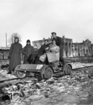 Auf einer Robel-Draisine, die weder Schutz vor dem russischen Winter noch vor Partisanen bot, startet im Bahnhof Roslawl (russ.  Рославль) nahe Smolensk eine Patrouillenfahrt. Bei den Männern handelt es sich wohl um das Fekdo 2 (Feldeisenbahnkommando 2), welches seinen Sitz in Smolensk hatte. (1942) <i>Foto: RVM (Below)</i>