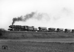 050 632-9 (50 632) dampft mit einem Schotterzug nahe Vellberg (Strecke Crailsheim - Schwäbisch Hall) vorbei. Bei dem zweiten Wagen hinter der Lok handelt es sich um einen seltenen Schotterwagen aus der Serie "Karlsruhe 700 250 - 700 263", Baujahr 1925/26. Von diesen wurden nur 14 Stück gebaut.  (17.10.1969) <i>Foto: Wolfgang Bügel</i>