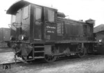 Nach einem kleinen Rangierunfall wartet Werklok Nr. 2 (ex V 20) des Aw Paderborn-Nord im Ausbesserungswerk Opladen auf Reparatur. (07.1956) <i>Foto: Fischer</i>