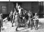 Der Einsatz von Pferden war für die Wehrmacht im Zweiten Weltkrieg trotz aller Technisierung und Motorisierung unverzichtbar. So standen beim Überfall auf die Sowjetunion am 22. Juni 1941 der Wehrmacht 750.000 Truppenpferde zur Verfügung, von denen nicht einmal ein Zehntel den Krieg überlebte. Bei den langen Fahrten zur Ostfront mussten sich die Tiere zwischendurch "die Beine vertreten", wie auf diesem Bild auf einer Ladestraße eines unbekannten Bahnhofs. (1942) <i>Foto: RVM (Faull)</i>