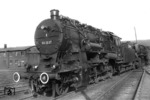 56 2637 war die letzte Vertreterin ihrer Art bei der DB, hier bereits kalt abgestellt im Bw Duisburg-Ruhrort Hafen und für den Fotografen durch eine Lok der Baureihe 50 nochmals in Fotoposition gezogen. (1963) <i>Foto: Willi Marotz</i>