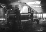 Pflegearbeiten am VT 06 103 im Bw Dortmund.  (1951) <i>Foto: Willi Marotz</i>