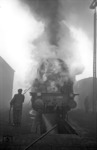 Für zusätzlichen Nebel an einem trüben Novembertag sorgt die Reinigung der vom Bw Neumünster zugeteilten 93 1091 in ihrer neuen Heimat-Dienststelle Hamburg-Wilhelmsburg.  (26.11.1959) <i>Foto: Walter Hollnagel</i>