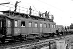 Der ehemalige pr. Schnellzugwagen (pr. 02) "013 221 Hmb" als Bauplattform für die Eelektrifizierung auf der Main-Neckar-Bahn Frankfurt - Darmstadt - Heidelberg im Bahnhof Bensheim-Auerbach. (1957) <i>Foto: Reinhold Palm</i>