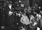 Die örtlichen Eisenbahner konnten sich offenkundig die besten Plätze sichern, als der amerikanische Komiker Buster Keaton (links mit Ölkanne) zur Vorstellung seines Films "Der General" auf einer zu Filmzwecken umgebauten ehem. österreichischen Südbahnlok (spätere GKB Nr. 680) in Hamburg Hbf eintraf. Der Film spielte zur Zeit des amerikanischen Sezessionskrieges und basiert auf dem historisch verbürgten Andrews-Überfall vom 12. April 1862. Der Lokomotivführer Johnnie Gray (gespielt von Buster Keaton) nimmt einsam die Verfolgung seiner von nordstaatlichen Spionen entführten Lokomotive "General" auf. Mit Hartnäckigkeit und Erfindungsreichtum gelingt es ihm, sowohl seine Maschine als auch die Gunst seines geliebten Mädchens Annabelle Lee zurückzuerobern. (15.02.1962) <i>Foto: Walter Hollnagel</i>