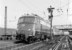 E 10 385 mit einem Sonderzug in Mainz-Bischofsheim. (1965) <i>Foto: Reinhold Palm</i>