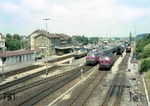 Nachmittägliches Zugtreffen im Bahnhof Schwäbisch-Hall Hessental mit 5 Maschinen der Baureihen 215 und 218. (02.07.1982) <i>Foto: Joachim Bügel</i>