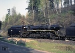 Etwas überraschend tauchte weit vor der planmäßigen Fahrzeit CSD 556 0194 und die (unsichtbare) 556 0125 mit einem Güterzug am Bahnübergang der Bundesstraße 303 bei Schirnding auf, so dass nur noch ein "Notschuss" möglich war.  (22.04.1968) <i>Foto: Heinz Hangarter</i>