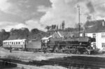 01 1073 vom Bw Hagen-Eckesey mit dem Vorführwagen des Modelleisenbahnclubs (MEC) Wuppertal, für den auch der bekannte Urheber dieses Fotos tätig war und auf seinen Reisen durch Deutschland fotografisch begleitete, aufgenommen vor der Lokleitung des Bw Wuppertal-Vohwinkel.  (13.10.1950) <i>Foto: Carl Bellingrodt</i>
