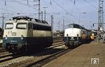 Im Sommerfahrplan 1980 fuhr die 221 120 mit dem D 934 noch bis Münster weiter, bevor auf die elektrische Traktion umgespannt wurde, obwohl dies auch schon in Rheine möglich gewesen wäre. Die Dortmunder 110 445 hat daher noch weiter Pause. (26.08.1980) <i>Foto: A. Wagner</i>