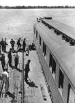 Ein alter preußischer Schlafwagen wird mit der Fähre über den Dnjepr übergesetzt. Eine von Deutschen in den Jahren 1942/43 gebaute Brücke bei Dnjepropetrowsk ersetzte später diese Fährverbindung. Sie wurde jedoch nach wenigen Monaten Betrieb beim Rückzug der Deutschen wieder gesprengt. (1942) <i>Foto: RVM (Ittenbach)</i>