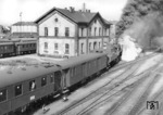 Eine dynamische Ausfahrt eines Schnellzuges mit einer tschechischen Lok auf einem Bahnhof des Landkreises Mährisch-Schönberg im Sudetenland. (1944) <i>Foto: RVM (Ittenbach)</i>