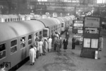 Aus heutiger Sicht keinen besonderen Komfort bot die DB mit diesem zusätzlichen Zug im Interzonenverkehr von Hamburg über Büchen - Schwanheide - Hagenow Land nach Ludwiglust, gebildet aus den damals nagelneuen 3-achsigen Umbauwagen.  (1954) <i>Foto: Walter Hollnagel</i>