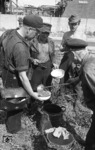Essenszeit bei einer Gleisbaurotte in einem unbekannten Bahnhof.  (1952) <i>Foto: Walter Hollnagel</i>