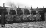 Lokparade der preußischen P 8 zum 1. Mai im Bw Hamburg-Altona mit 38 1670, 38 2858, 38 1572, 38 3887 und 38 1882 (v. l. n. r.).  (01.05.1955) <i>Foto: Walter Hollnagel</i>