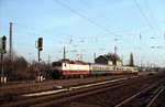 120 003-9 mit einem Versuchszug des BZA Minden im Bahnhof Holzwickede.  (22.11.1984) <i>Foto: Joachim Bügel</i>