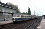 Über Jahrzehnte prägten die Triebwagen der Baureihe ET 30 den Nahverkehr im Ruhrgebiet. In der neuen (nicht unumstrittenen) Farbgebung in türkis-beige verlässt 430 119/419 den Bahnhof Holzwickede.  (02.06.1984) <i>Foto: Wolfgang Bügel</i>