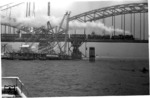 Eine pr. P 8 überquert die noch behelfsmäßig ausgebaute Hohenzollernbrücke zwischen Köln Hbf und Deutz.  (03.1950) <i>Foto: Fischer</i>