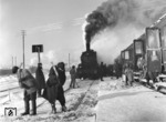 57 1896 war vom Bw Oebisfelde in den Osten gekommen und wartet im Bahnhof Minsk bei Eiseskälte auf Weiterfahrt, für die einheimische Hilfskräfte die Spurrillen freihacken müssen.  (1942) <i>Foto: RVM (Bandelow)</i>
