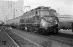Die festlich geschmückte E 10 438 des Bw Dortmund Bbf anlässlich der Aufnahme des durchgehenden elektrischen S-Bahnbetriebes zwischen Düsseldorf - Kettwig und Essen in Essen Hbf.  (26.05.1968) <i>Foto: Willi Marotz</i>
