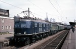 E 19 01 auf Personalschulungsfahrt des Bw Hagen-Eckesey mit einer unbekannten "Angstlok" (Baureihe E 41) im Bahnhof Wuppertal-Oberbarmen.  (22.04.1968) <i>Foto: Wolfgang Bügel</i>