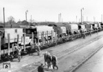 Militärtransport mit Wehrmachts-Lkw auf einem unbekannten Bahnhof in der Ukraine. (1942) <i>Foto: RVM (Ittenbach)</i>