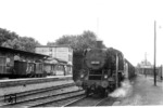 24 018 verlässt mit einem Personenzug den Bahnhof Rahden in Ostwestfalen.  (1952) <i>Foto: Quebe</i>