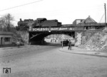 57 3494 (Bw Gelsenkirchen-Bismarck) mit einem Arbeitszug am alten Bochumer Hbf. An der Bahnüberführung die obligatorische Werbung einer lokalen Bierbrauerei. (1951) <i>Foto: Willi Marotz</i>