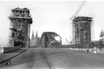 Im Zug der anstehenden Elektrifizierungsarbeiten und des viergleisigen Ausbaus der Hohenzollernbrücke mussten die markanten Brückentürme weichen. Eine pr. P 8 (Baureihe 38.10) rollt von der Brücke in den Deutzer Bahnhof ein.  (06.03.1958) <i>Foto: Fischer</i>