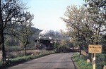 Baumblüte in Schkauditz. 58 3031-0 beeilt sich mit dem morgendlichen Güterzug in Richtung Zeitz.  (11.05.1978) <i>Foto: Joachim Bügel</i>