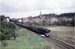 03 0010-3 (03 1010) lässt mit D 555 auf dem Weg nach Berlin die Ortschaft Burg Stargard hinter sich. (12.09.1978) <i>Foto: Joachim Bügel</i>
