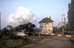 03 2154-7 (03 154) vom Bw Güsten verlässt am frühen Morgen des 08.10.1978 mit P 3222 den Bahnhof Ilberstedt und passiert die heutige Bundesstraße 185. (08.10.1978) <i>Foto: Wolfgang Bügel</i>