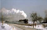 44 0698 (44 1698) zieht ihren Güterzug durch das winterliche Saaletal bei Orlamünde. (04.01.1979) <i>Foto: Wolfgang Bügel</i>