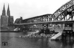 Blick von der Deutzer Seite auf die behelfsmäßig mit einem SKR-Stahlüberbau (Schaper-Krupp-Reichsbahn) wiederaufgebaute Hohenzollernbrücke über den Rhein in Köln. (1948) <i>Foto: RBD Köln</i>