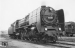 Wie die Beschriftung am rechten Puffer verrät, wartet 01 009 vom Bw Hamm in Hannover auf Übernahme des D 148. (08.04.1930) <i>Foto: Rudolf Kreutzer</i>