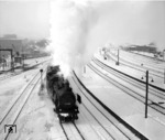 Blick aus dem alten Fahrdienstleiterstellwerk "Ef" des Essener Hbf auf die ausfahrende 38 3060 vom Bw Oberhausen Hbf.  (02.1954) <i>Foto: Willi Marotz</i>