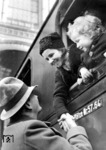 Abschiedsszene auf dem Anhalter Bahnhof in Berlin. (1932) <i>Foto: RVM</i>