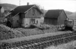 Schrankenposten 55 mit Läutewerk und württembergisches Bahnwärterhaus an der Strecke bei Schwäbisch Hall.  (1954) <i>Foto: Slg. B. Wollny</i>