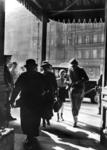 Reisende am Stettiner Bahnhof in Berlin. Im Hintergrund die Invalidenstraße. (1932) <i>Foto: RVM</i>